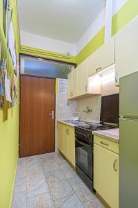 Kuchyň nebo kuchyňský kout v ubytování Studio Bojana free parking