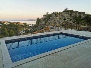 Galeriebild der Unterkunft Beachfront House Robert with Pool in Cesarica