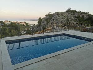 Galeriebild der Unterkunft Beachfront House Robert with Pool in Cesarica