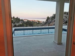 Galeriebild der Unterkunft Beachfront House Robert with Pool in Cesarica