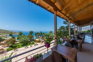 a balcony with tables and chairs and a view of the beach at Hotel Bahamas in Sarandë