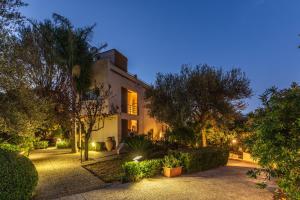 a house at night with lights in the yard at Domus Sicily - Villa Conca d'Oro with Pool in Palermo