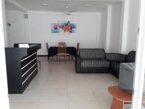 salon z kanapą i stołem w obiekcie White Wall Hotel w mieście Attanagalla