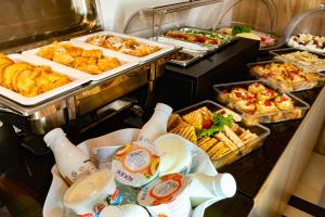 - un buffet avec de nombreux types de nourriture et de boissons dans l'établissement Fani Luxury Apartments Stavros, à Stavros