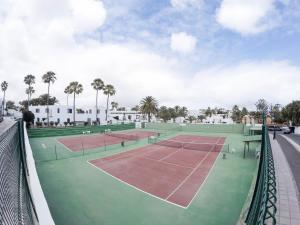 Tereni za tenis i/ili skvoš u sklopu objekta Corralejo Oasis ili u blizini