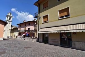 uma rua vazia com um edifício e uma torre de relógio em B&B ENANTIO em Belluno Veronese