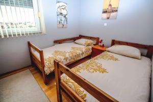 Postel nebo postele na pokoji v ubytování Apartments Saric