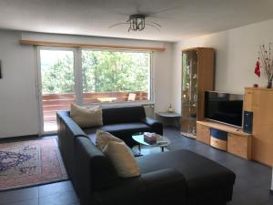 uma sala de estar com um sofá e uma televisão em Top of Brig em Brig