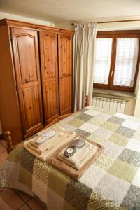 Olevano RomanoにあるIl Nido di Apricusのベッドルーム1室(毛布、木製キャビネット付)