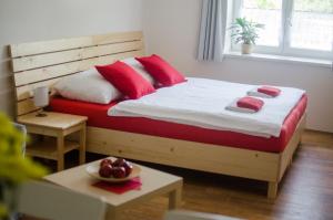 Postel nebo postele na pokoji v ubytování Apartmany a Ubytovani Mlynice Litovel