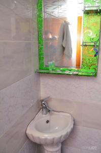 ein Bad mit einem Waschbecken und einem Spiegel in der Unterkunft Camp'in Goris in Goris
