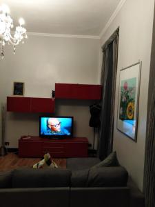 een woonkamer met een bank en een flatscreen-tv bij YourStay@Rome Coliseum in Rome