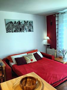 a living room with a red couch and a bed at Appartement tranquille Sitges 5km in Sant Pere de Ribes