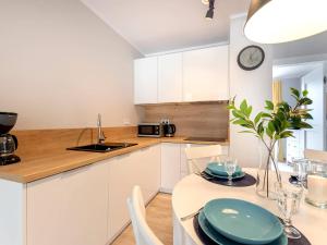 Kuchyňa alebo kuchynka v ubytovaní VacationClub – Rezydencja Park Orła Apartament 12 + 1 fotografia