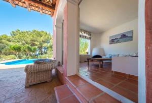 uma sala de estar em plano aberto com vista para uma piscina em Exclusive Villa in Porroig em Sant Josep de sa Talaia