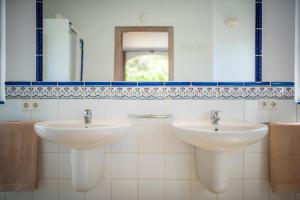 Et badeværelse på Exclusive Villa in Porroig + 26 billeder