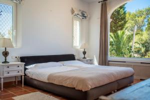 En eller flere senge i et værelse på Exclusive Villa in Porroig