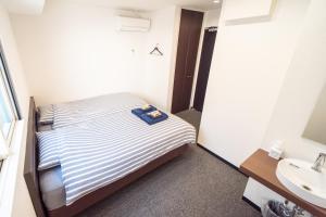 Postel nebo postele na pokoji v ubytování Port House Shibuya