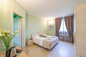 Schlafzimmer mit einem Bett und einem Fenster in der Unterkunft B&B Casa Paola in Moniga