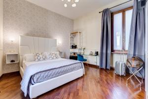 Schlafzimmer mit einem großen weißen Bett und Holzboden in der Unterkunft Trevi Private Suites by Premium Suites Collection in Rom