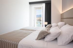 Voodi või voodid majutusasutuse Kaneo beach hotel Novalja toas