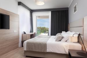 Voodi või voodid majutusasutuse Kaneo beach hotel Novalja toas