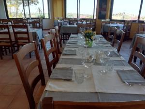 A restaurant or other place to eat at Camping Village Mar y Sierra