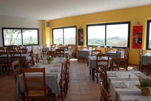 A restaurant or other place to eat at Camping Village Mar y Sierra