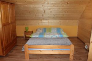 Posteľ alebo postele v izbe v ubytovaní Domki w Smolniku z możliwością apiterapii