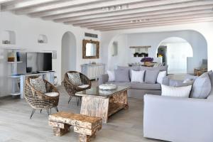sala de estar con sofá y sillas en Nisides Villa Kostos en Kóstos