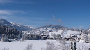 Vista generica sulle montagne o vista sulle montagne dall'interno dell'appartamento