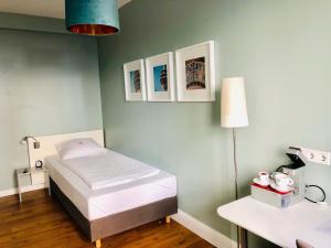 Postel nebo postele na pokoji v ubytování MAX Hotel Düsseldorf Self-Check-in
