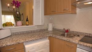 Kuchnia lub aneks kuchenny w obiekcie R6 Los Patios 2 bedroom