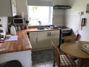 - une cuisine avec évier et table dans l'établissement Number 43 The Gower Holiday Village, à Swansea