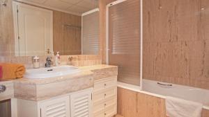 Łazienka w obiekcie R6 Los Patios 2 bedroom