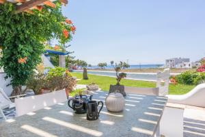 een tafel met twee mokken en een vaas erop bij Albatross Holiday Apartments in Agios Sostis
