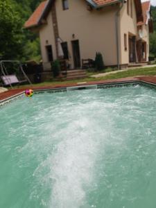 Kolam renang di atau dekat dengan Lodge Zeleni svet