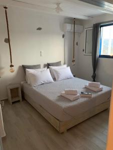 Posteľ alebo postele v izbe v ubytovaní PARIAN WHITE LUXURY APARTMENTS