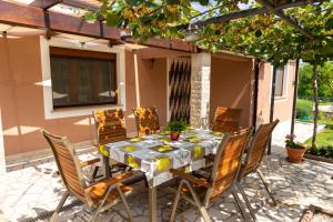 un tavolo da pranzo e sedie su un patio di Villa Astra a Barban