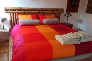 - un lit avec une couverture colorée et des serviettes dans l'établissement Angels with us, à Venise