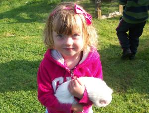 Polean Farm Cottages - With Free Animal Feeding and Pony Rides and Free Access to a Nearby Pool gyermekkorú vendégei