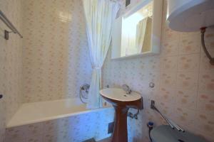 łazienka z umywalką i oknem w obiekcie Apartments Jadanec w mieście Malinska +30 zdjęć