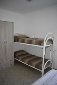 Zimmer mit 2 Etagenbetten in einem Zimmer in der Unterkunft Da Nonna Laura al Circeo in San Felice Circeo