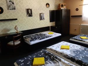 ハルラホフにあるPenzion Union Harrachovのベッド2台とテーブルが備わる客室です。