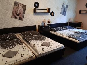 Postel nebo postele na pokoji v ubytování Penzion Union Harrachov