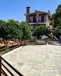 a large stone patio in front of a house at Koel Country House in Áno Almirí
