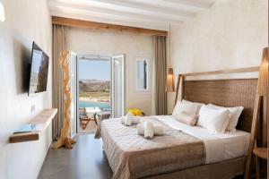 Voodi või voodid majutusasutuse Panormos Village Hotel toas