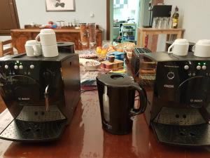 duas máquinas de café sentadas em cima de um balcão em Ancien Presbytère Albert Schweitzer em Gunsbach