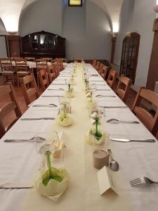 uma mesa longa com copos e guardanapos em Ancien Presbytère Albert Schweitzer em Gunsbach