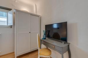 A television and/or entertainment centre at Residenza D'Epoca Historia Luxury Boutique